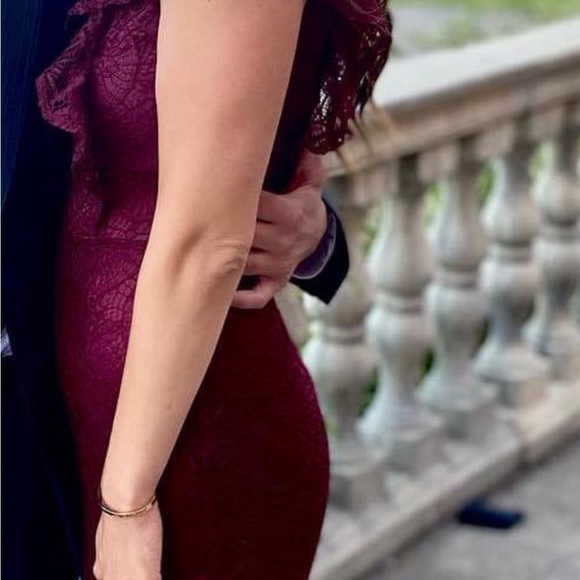 “Stunning Burgundy Prom Dress – Effortless Elegance” - Picture 2 of 7
